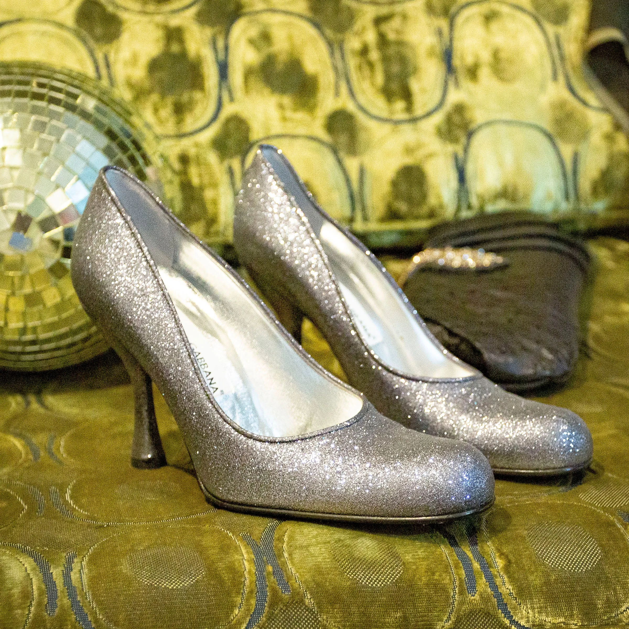 Vintage Silver Glitter Round Toe Pumps